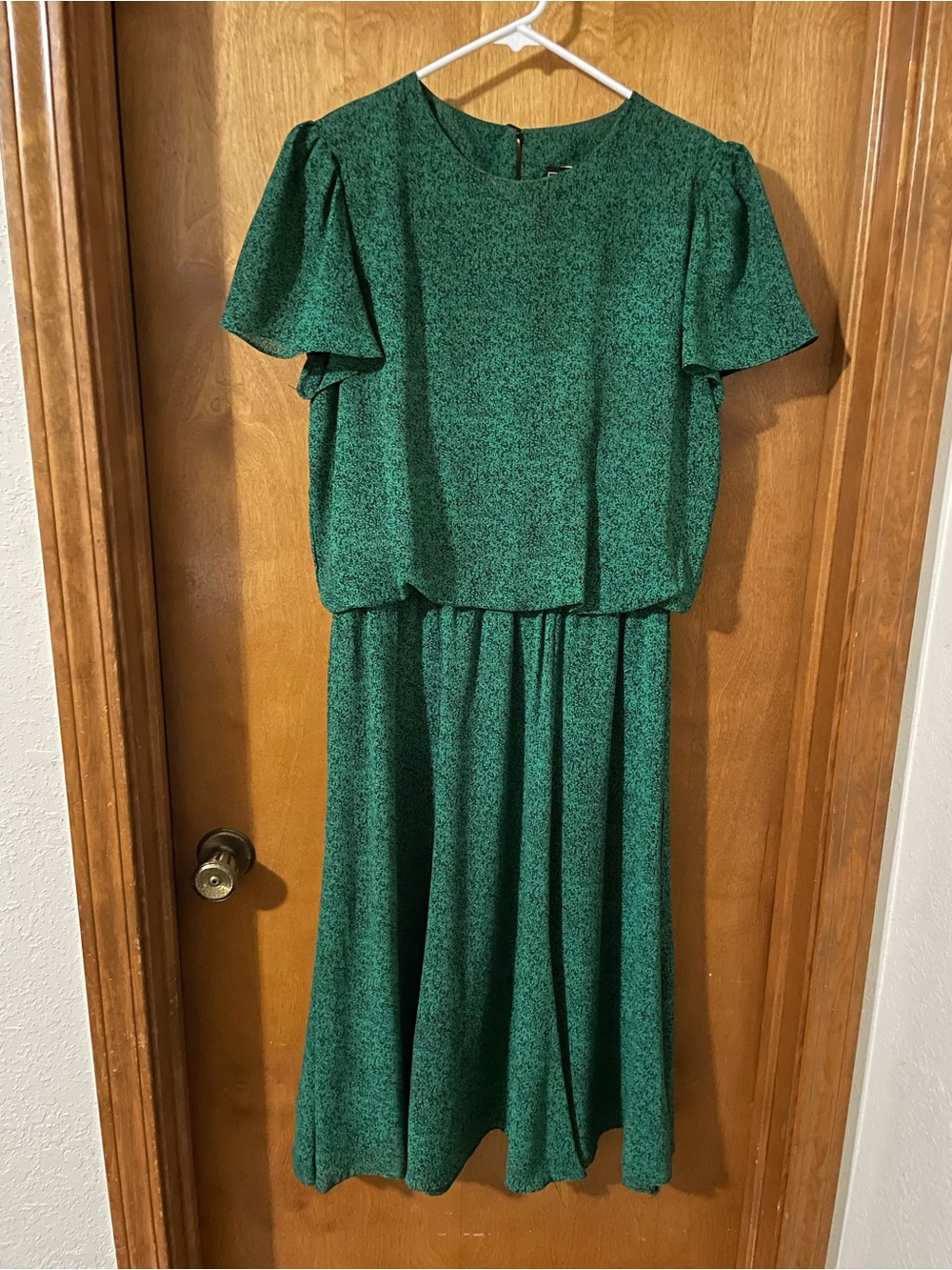 Green Short-Sleeve Maxi Dress with Subtle Speckle